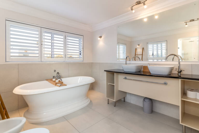 villa montemar gordons bay 18 bathroom with bath and shower 768x512