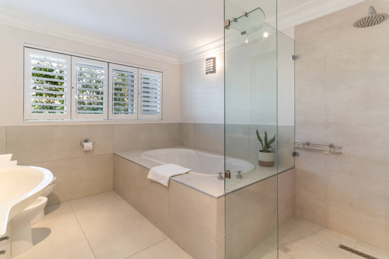 villa montemar gordons bay 23 bathroom with bath and shower 768x512
