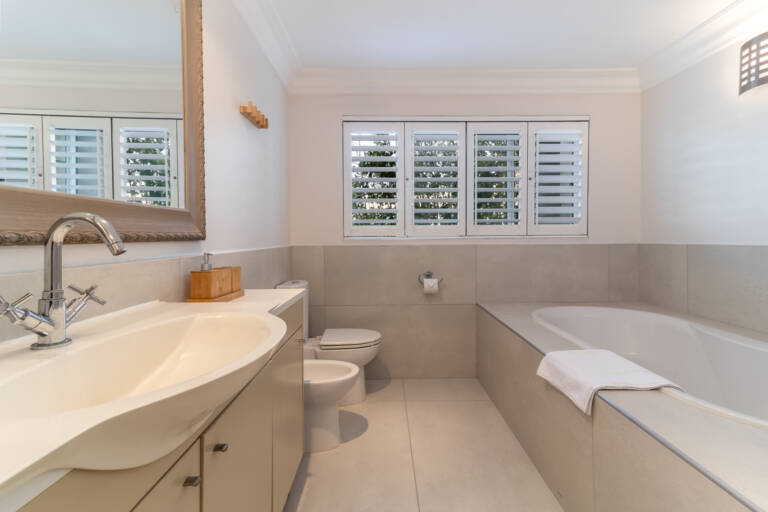 villa montemar gordons bay 24 bathroom with luxury fittings 768x512