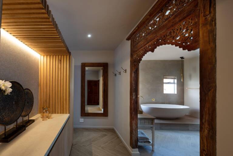 villa solara gordons bay 20 en suite bathroom with bath and shower 768x513
