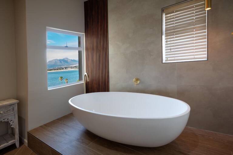villa solara gordons bay 23 bath tub with sea view 768x513