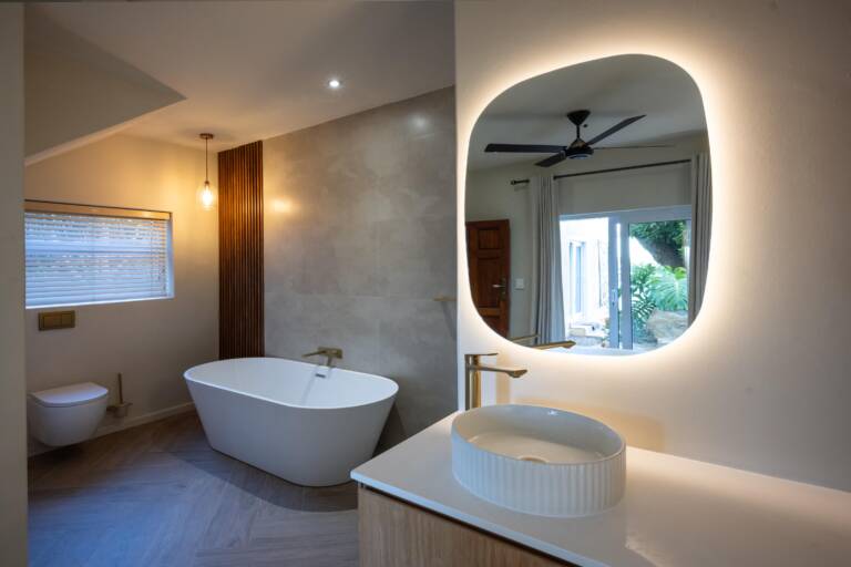 villa solara gordons bay 36 en suite bathroom with bath and shower 768x512