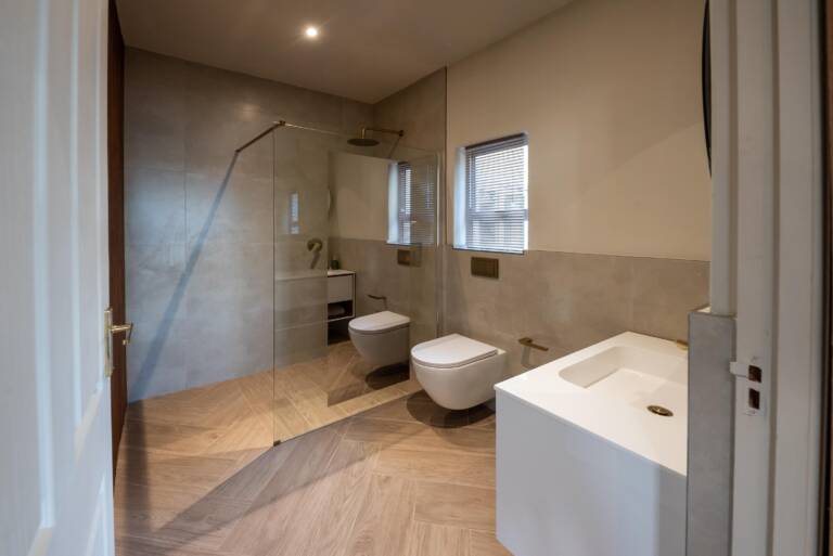 villa solara gordons bay 43 en suite bathroom with shower 768x513
