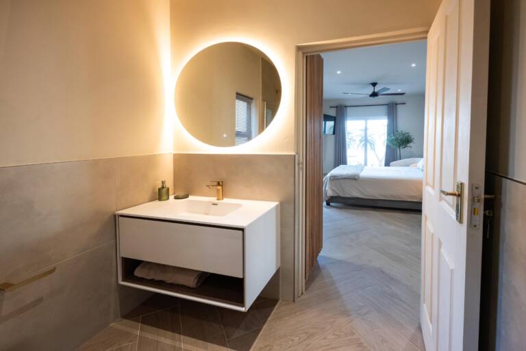 villa solara gordons bay 44 en suie bathroom with towels 768x513