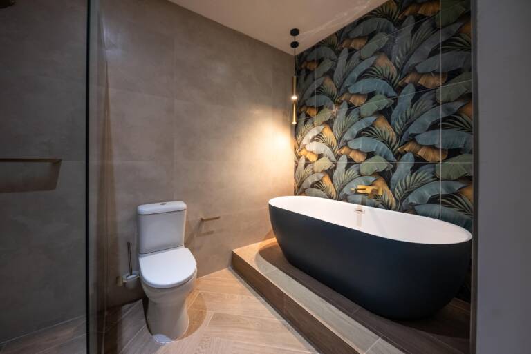 villa solara gordons bay 48 bathroom with modern bath tub 768x513