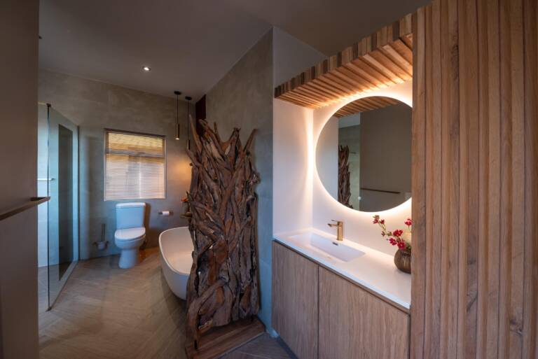 villa solara gordons bay 54 en suite bathroom with quality furnishings 768x513