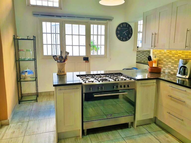 westbank private beach villa gordons bay 10 fully equipped kitchen with cooking appliances 768x576