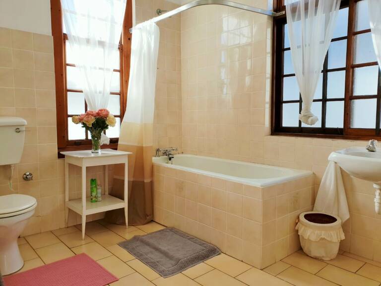 westbank private beach villa gordons bay 16 bathroom with bathtub 768x576