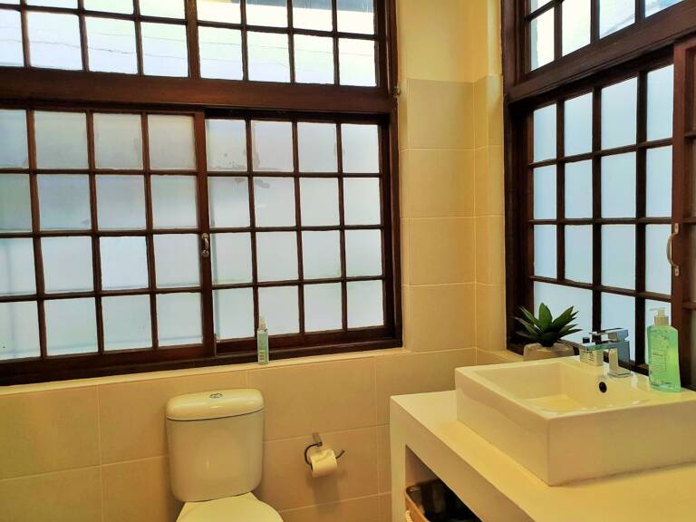 westbank private beach villa gordons bay 19 bedroom with en suite shower 768x576