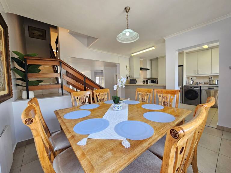4 la corniche gordons bay 09 open plan dining with fully equipped kitchen 768x576