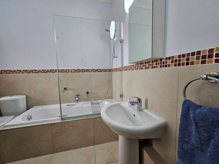 4 la corniche gordons bay 18 guest bathroom with bath and shower 768x576