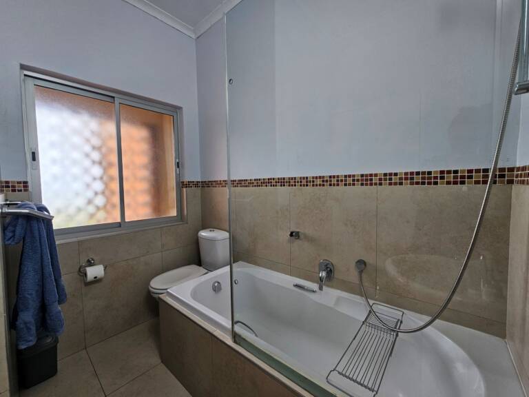 4 la corniche gordons bay 19 bath tub with towels 768x576
