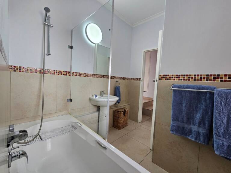 4 la corniche gordons bay 20 guest bathroom with bath and shower 768x576