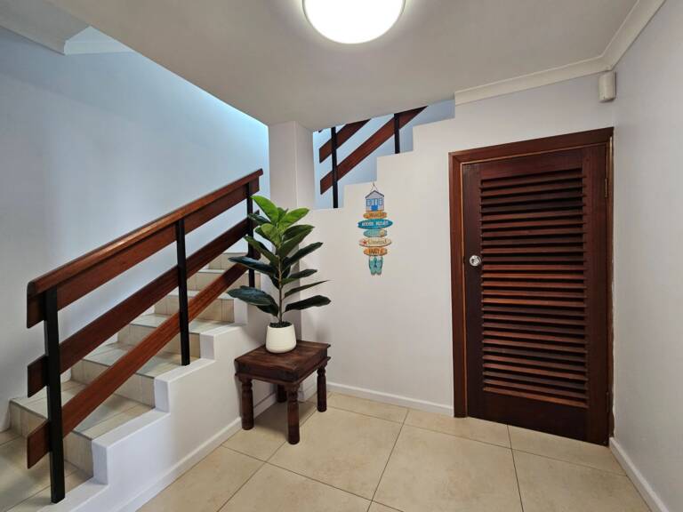 4 la corniche gordons bay 30 3 bedroom holiday house with staircase 768x576